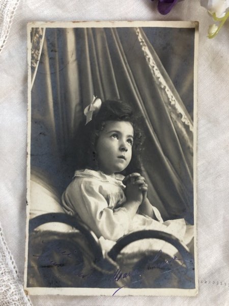 画像2: Postcard  おやすみ前のお祈りをする女の子 フランス1904年 (2)