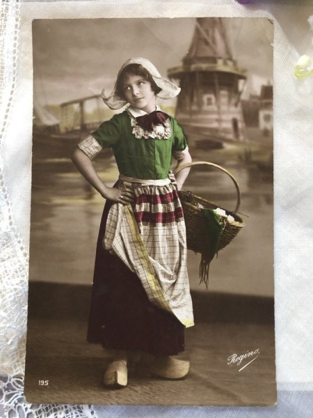 画像2: Postcard オランダ服の女の子 木靴 1920年 (2)
