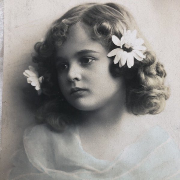 画像1: Postcard 　お花の髪飾りの女の子　イギリス1913年 (1)