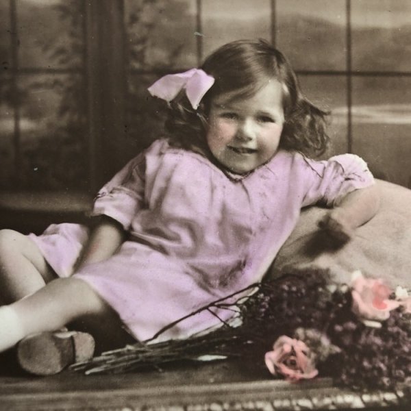 画像1: Postcard 　お花と小さな女の子　ジョアン　イギリス1915年 (1)