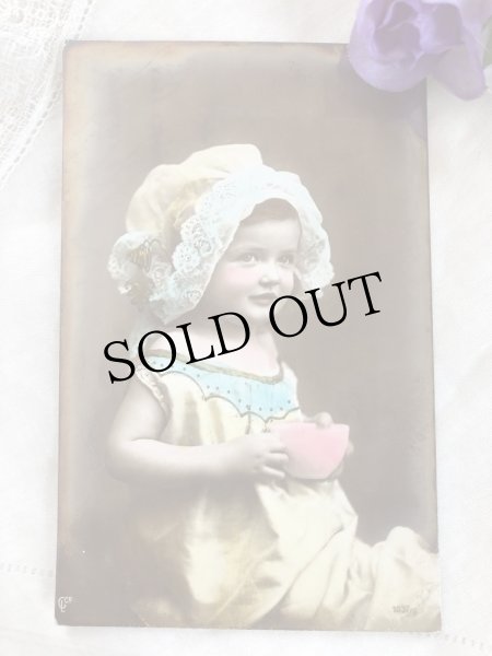 画像2: Postcard 　ティーカップを持つ小さな女の子　 (2)