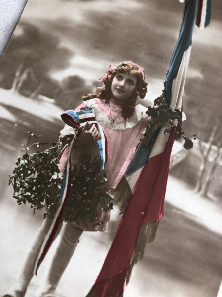 画像3: Postcard  フランスの旗とヤドリギを持つ女の子 未使用 (3)