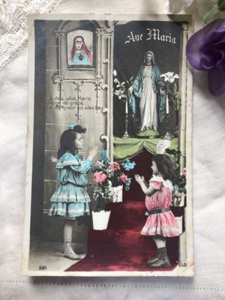 画像2: Postcard  マリア像に祈る女の子たち フランス1907年 (2)