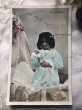 画像2: Postcard 　ベッドでお祈りをする女の子　フランス1906年 (2)