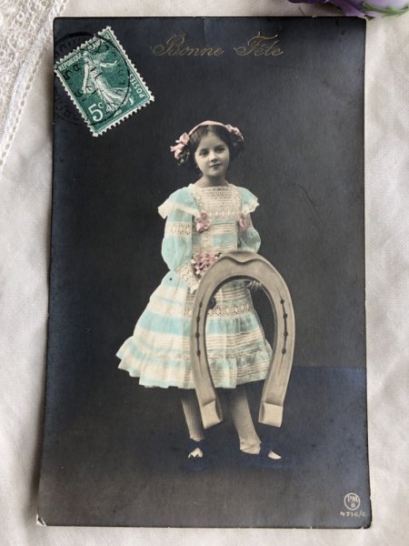 画像2: Postcard  大きな馬蹄と女の子 フランス1911年 写真 (2)