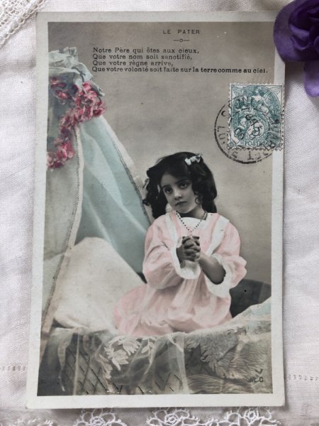 画像2: Postcard  ベッドでお祈りをする女の子 フランス1908年 (2)