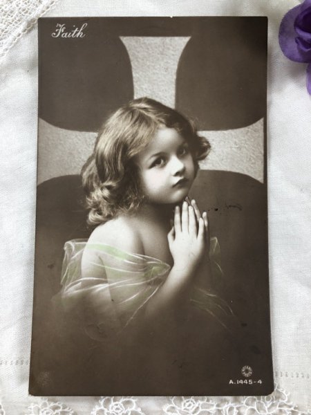 画像2: Postcard  お祈りをする女の子 十字架 Faith イギリス1913年 (2)