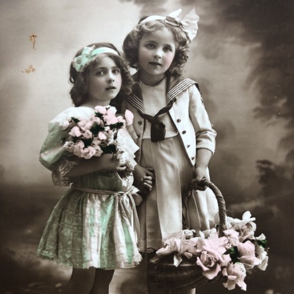 画像1: Postcard 　お花籠と2人の女の子　写真　未使用 (1)