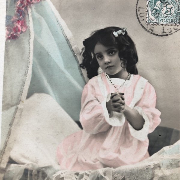 画像1: Postcard 　ベッドでお祈りをする女の子　フランス1908年 (1)