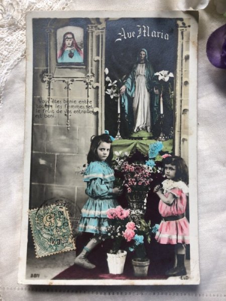 画像2: Postcard  マリア像に祈る女の子たち フランス1907年 (2)