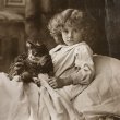 画像1: Postcard 　猫と女の子　イギリス1907年　折れあり (1)