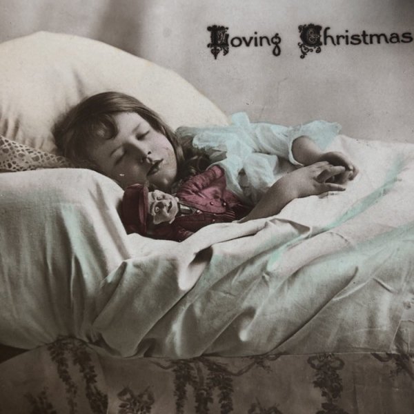 画像1: Postcard 　怖い顔のお人形さんと一緒に眠る女の子　ベッド　 (1)