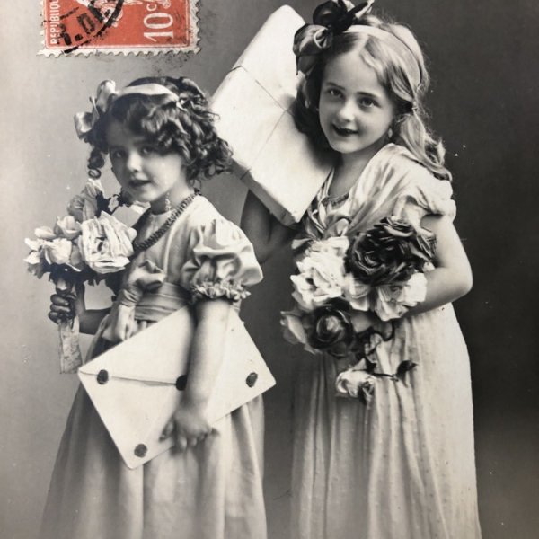 画像1: Postcard 　手紙とお花を持つ2人の女の子　フランス (1)