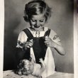 画像1: Postcard 　お人形さんと女の子　おしめの交換　オランダ1935年 (1)