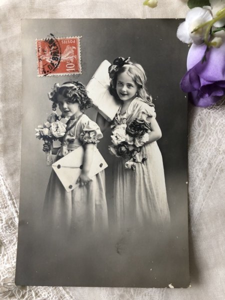 画像2: Postcard  手紙とお花を持つ2人の女の子 フランス (2)