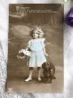 画像2: Postcard 　ダックスフンド犬と手紙とお花を持つ女の子　（未使用） (2)