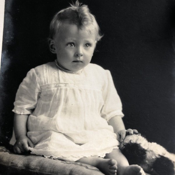画像1: Postcard 　肖像写真　犬のぬいぐるみと赤ちゃん 1924年 (1)