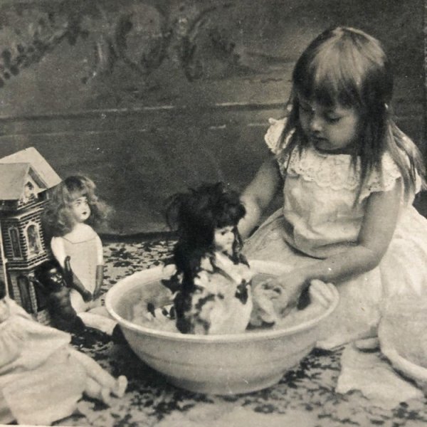 画像1: Postcard 　お人形さんをお風呂に入れる女の子　ドールハウス　1908年 (1)