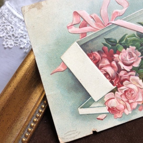 上部にシミ、下部に小さな紙の欠損あり