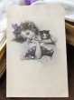 画像3: Postcard　子猫とお人形さんと寝転ぶ女の子　M.M.VIENNE　（未使用） (3)