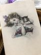 画像2: Postcard　子猫とお人形さんと寝転ぶ女の子　M.M.VIENNE　（未使用） (2)