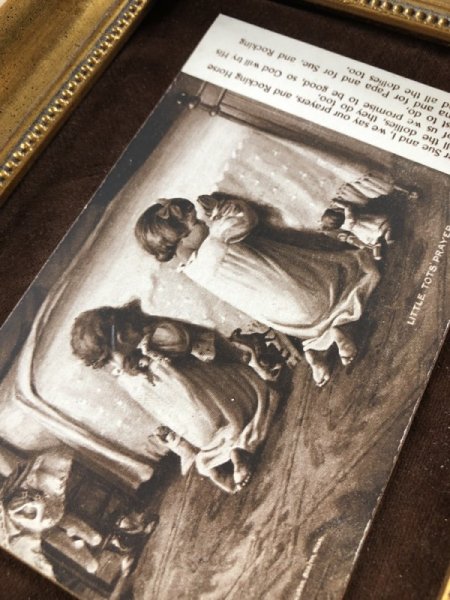 画像2: Postcard  お休み前のお祈りをする子どもたち お人形 おもちゃ(未使用) (2)