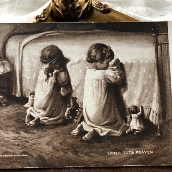 画像1: Postcard 　お休み前のお祈りをする子どもたち　お人形　おもちゃ（未使用） (1)