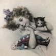 画像1: Postcard　子猫とお人形さんと寝転ぶ女の子　M.M.VIENNE　（未使用） (1)