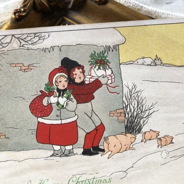 画像1: Postcard　クリスマス　子豚とプレゼントを抱えた子どもたち　Pauli Ebner ？ (1)