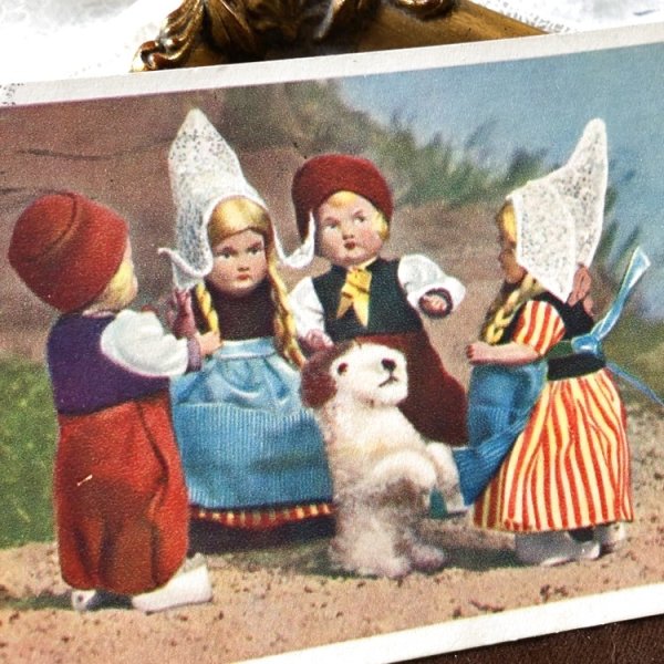 画像1: Postcard 　オランダ服のお人形さんと犬 　オランダ1950年 (1)
