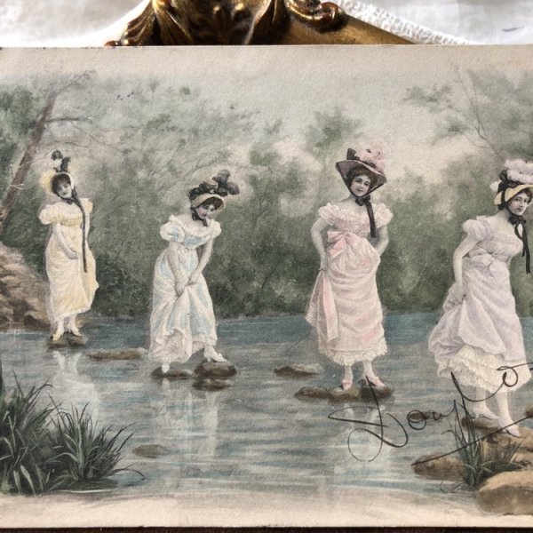 画像1: Postcard　川を渡るドレスの女性たち　M.M.VIENNE　1906年 (1)