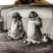 画像1: Postcard　お人形さんと一緒にお祈りをするお休み前の子どもたち　アメリカ1907年 (1)