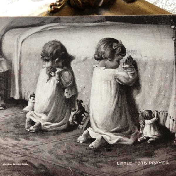 画像1: Postcard　お人形さんと一緒にお祈りをするお休み前の子どもたち　アメリカ1907年 (1)