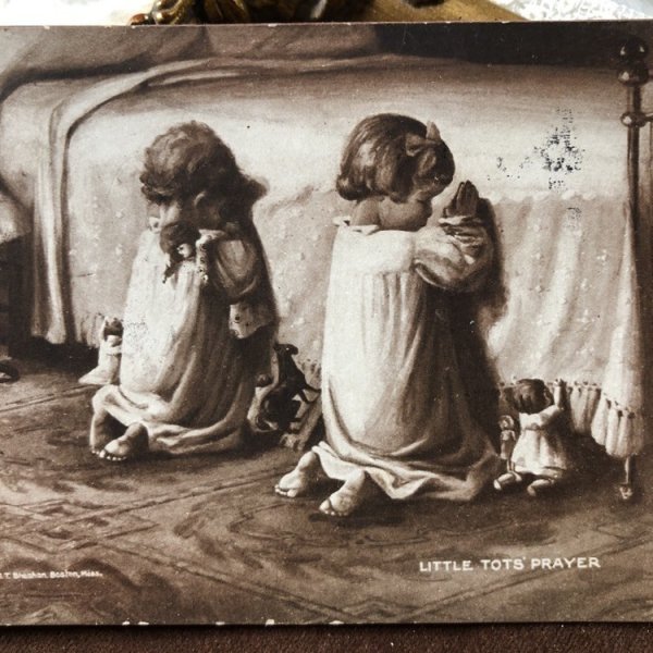 画像1: Postcard　お人形さんと一緒にお祈りをするお休み前の子どもたち　アメリカ1908年 (1)