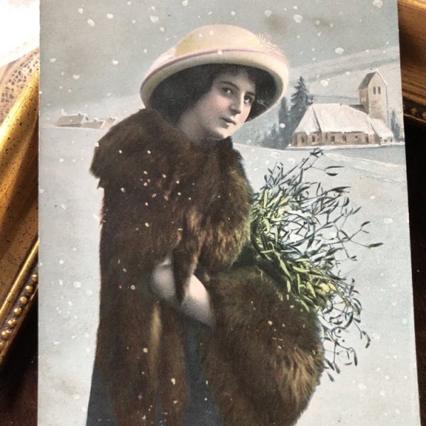 画像1: ▼SALE 500▼ Postcard　クリスマス　ヤドリギを持つ女性 (1)
