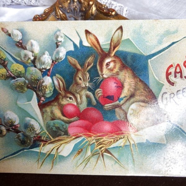 画像1: Postcard 　イースター　赤い卵を抱くウサギさん (1)