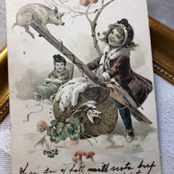 画像1: Postcard　新年祝い　New Year　子豚とシーソー遊びをする女の子　キノコ　四葉 (1)