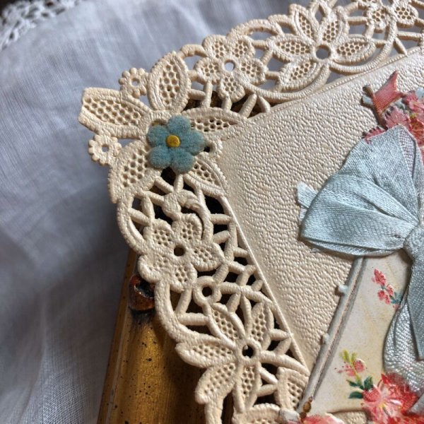 角の先が欠損しています。