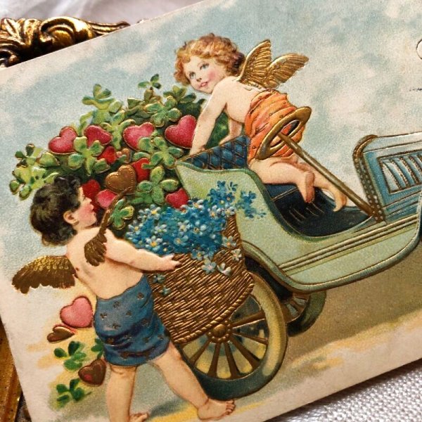 画像2: Postcard  バレンタイン ハートと四葉と忘れな草のお花を自動車に詰め込む天使 1910年 (2)