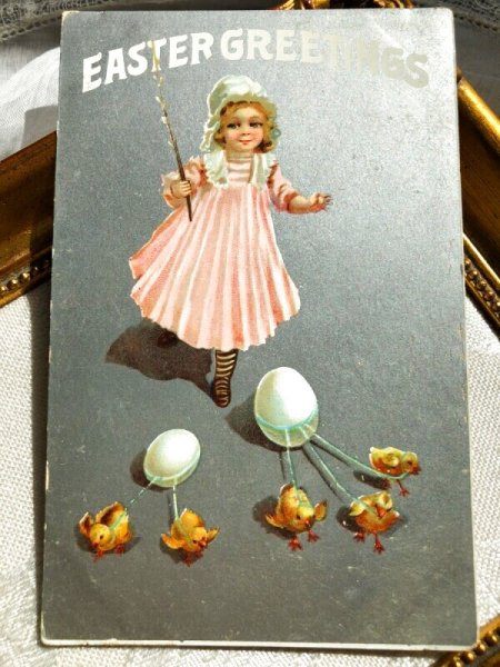 画像1: Postcard 　イースター　ヒヨコに卵を運ばせる女の子　（未使用） (1)