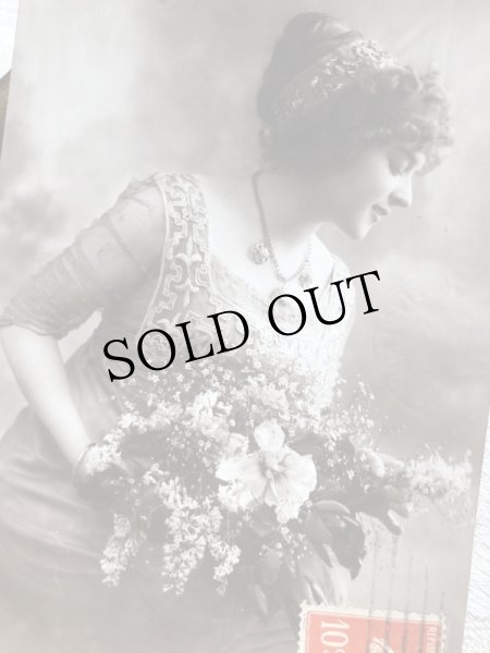 画像2: Postcard 　お花とネックレスの女性　横顔　フランス (2)