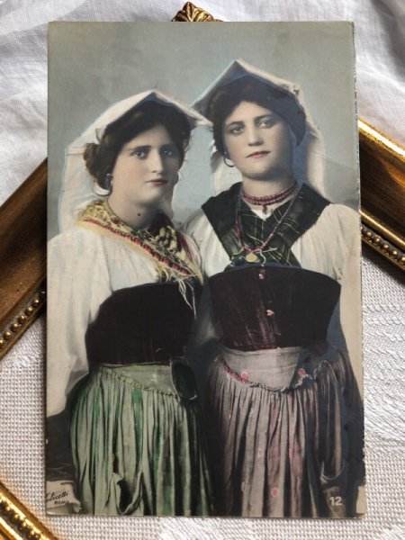画像1: Postcard 　民族衣装の女性　（未使用） (1)