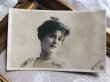 画像1: ▼SALE500▼　パールのネックレスの女性　真珠　ベルギー1904年 (1)