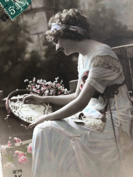 画像2: Postcard 　レースに刺繍をする女性　フランス (2)