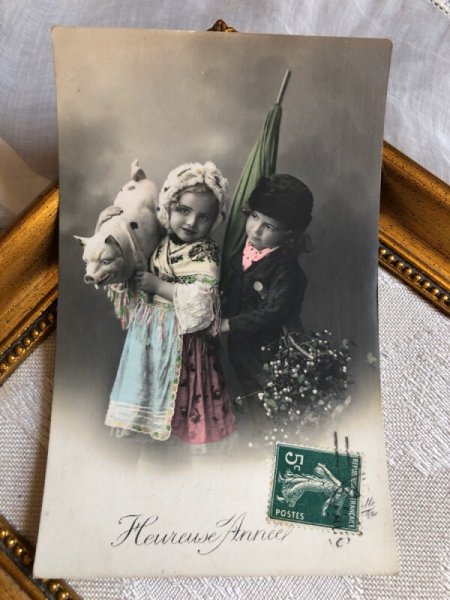 画像1: Postcard　傘とヤドリギを持った男の子と子豚を持った女の子　フランス (1)