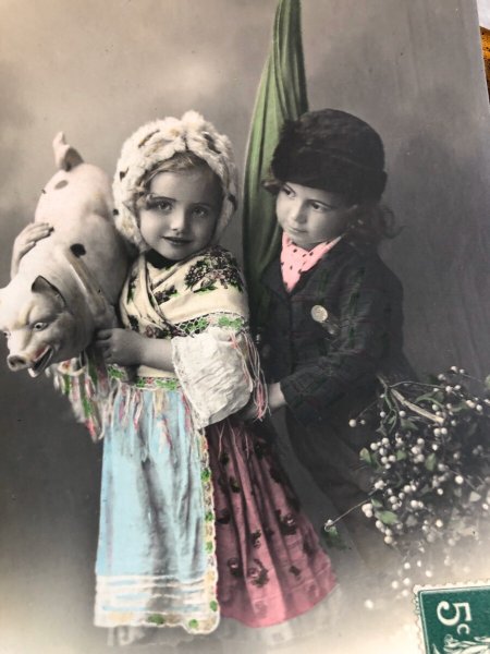 画像2: Postcard 傘とヤドリギを持った男の子と子豚を持った女の子 フランス (2)