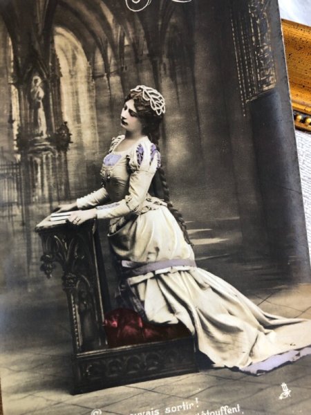 画像2: Postcard 　聖堂の女性　Marguerite　（未使用） (2)