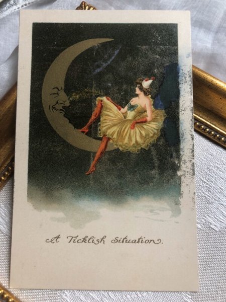 画像1: Postcard 　お月様の鼻をくすぐる道化師の女性　（未使用） (1)