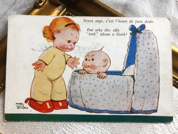 画像1: Postcard 　赤ちゃんとお話をする女の子　Mable Lucie Attwell 　1940年 (1)