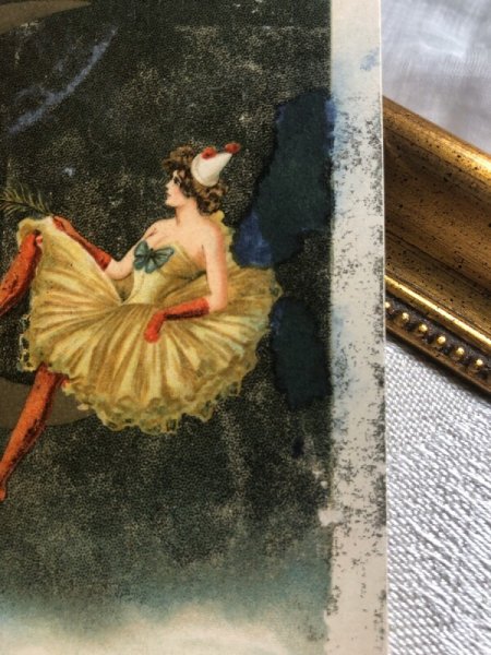 インク汚れと紙面の剥がれあり。